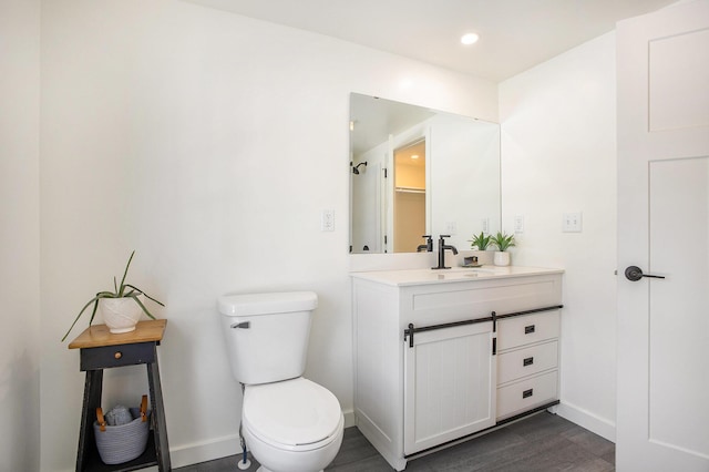 full bathroom featuring baseboards, toilet, wood finished floors, vanity, and recessed lighting