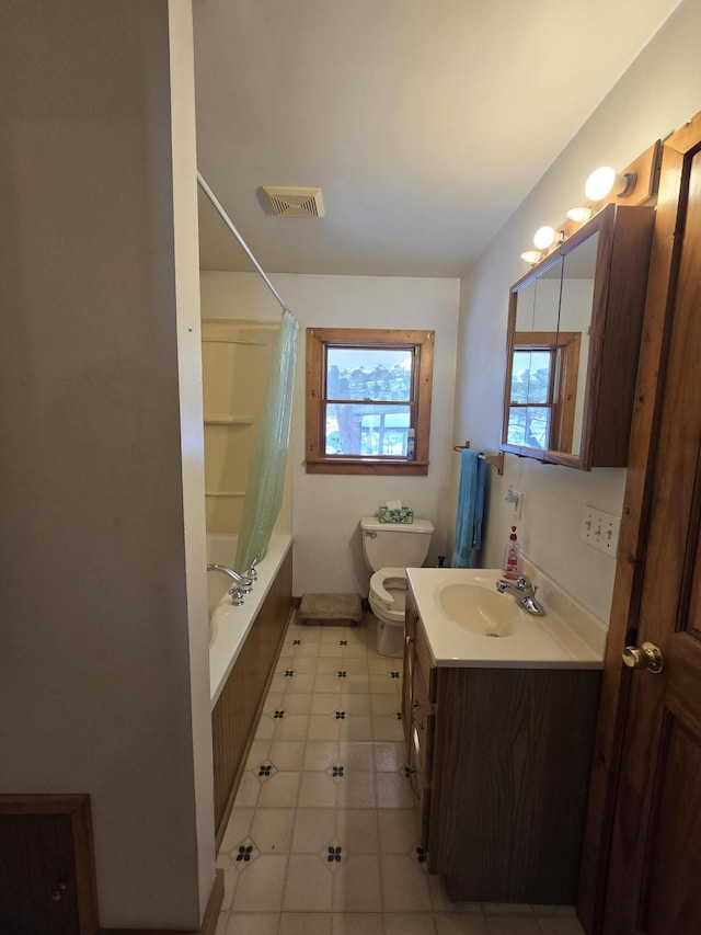 full bath featuring toilet, shower / bathtub combination with curtain, visible vents, and vanity