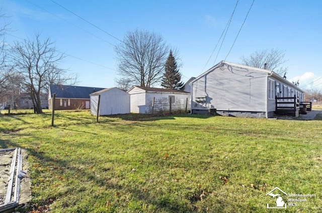 view of yard featuring an outdoor structure