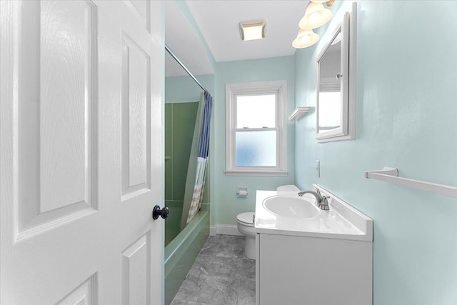 full bath with baseboards, vanity, toilet, and shower / bath combo with shower curtain