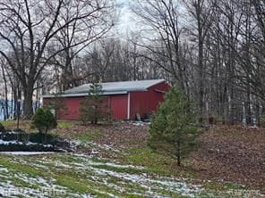 view of yard featuring an outbuilding