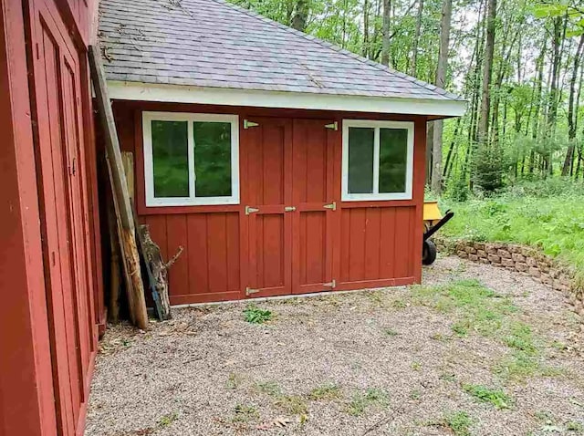 view of outdoor structure with an outbuilding