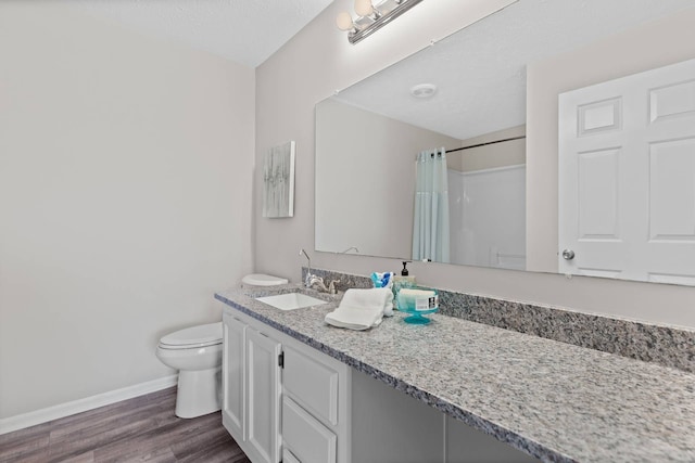 full bath featuring a shower with shower curtain, toilet, a textured ceiling, wood finished floors, and baseboards