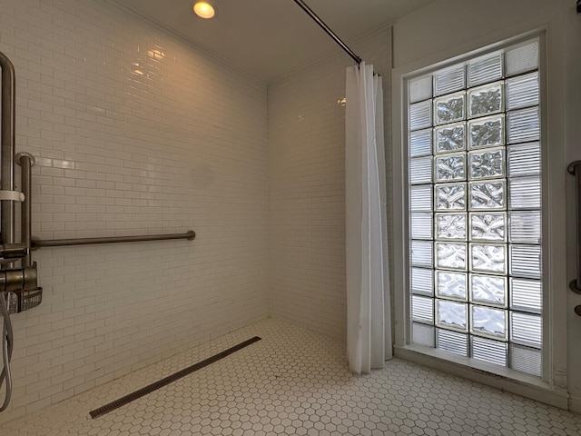 bathroom featuring a tile shower