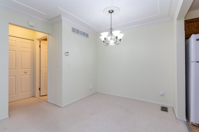 spare room with light carpet, crown molding, visible vents, and a notable chandelier