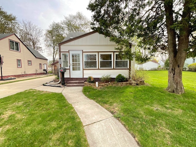 23432 Cayuga Ave, Hazel Park, MI 48030 - view of front facade featuring a front lawn