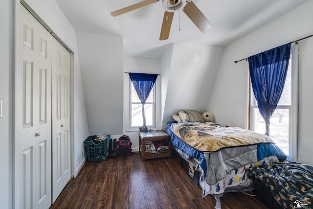 bedroom featuring dark wood-style floors, ceiling fan, baseboards, and a closet