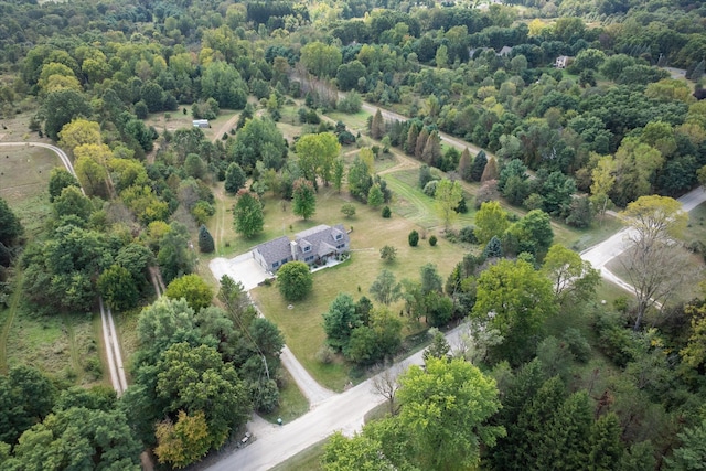 birds eye view of property featuring a forest view