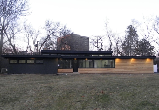 view of front facade featuring a front yard