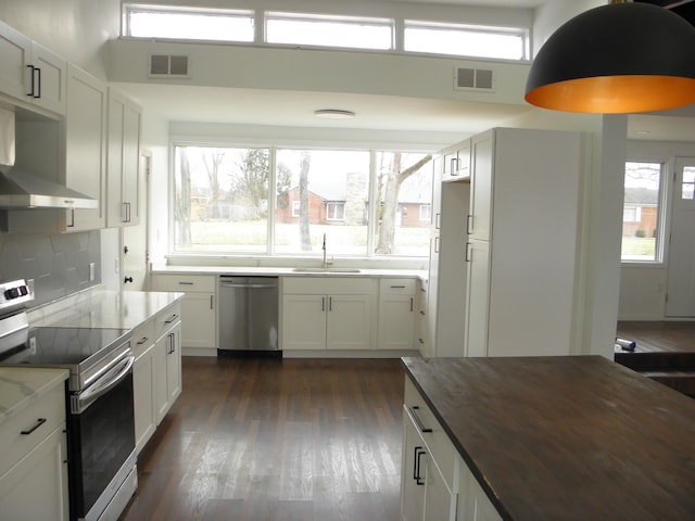 kitchen with dark wood-style floors, visible vents, appliances with stainless steel finishes, and a sink