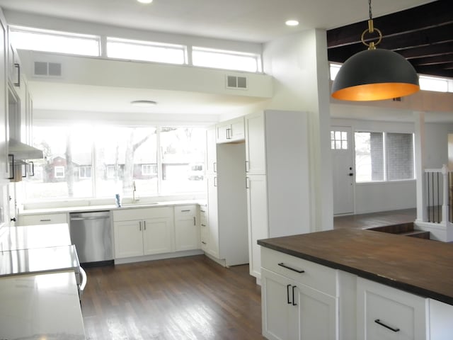 kitchen featuring dark wood-type flooring, visible vents, dishwasher, and a sink