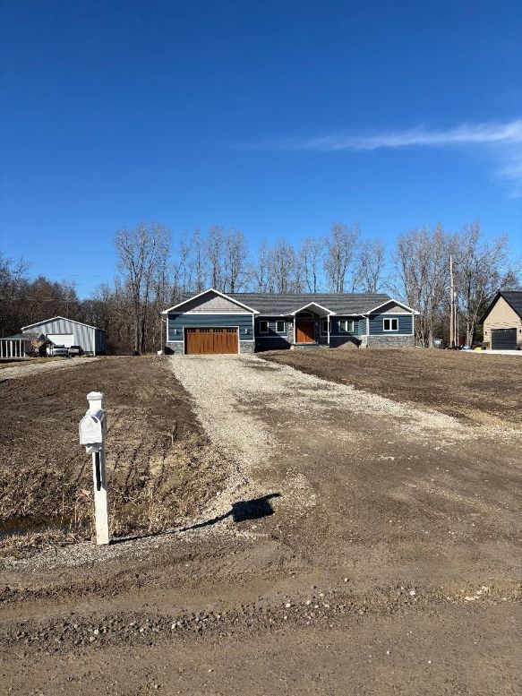 view of front facade with dirt driveway