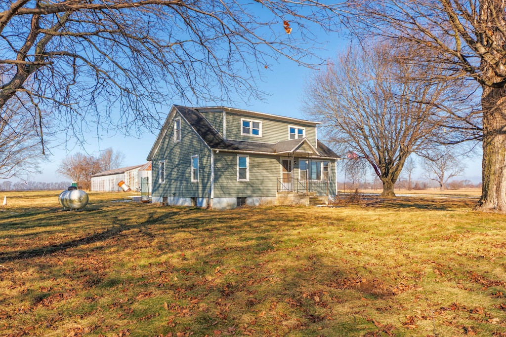 view of front of home featuring a front yard