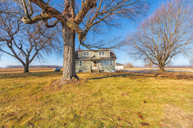 view of front facade featuring a front yard and a rural view