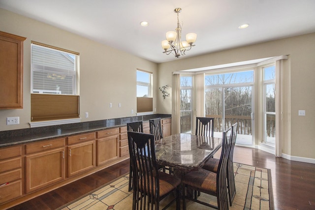 dining area featuring recessed lighting, dark wood-style flooring, a notable chandelier, and baseboards