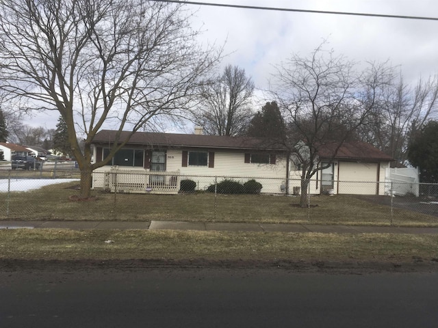 view of front of property featuring a fenced front yard