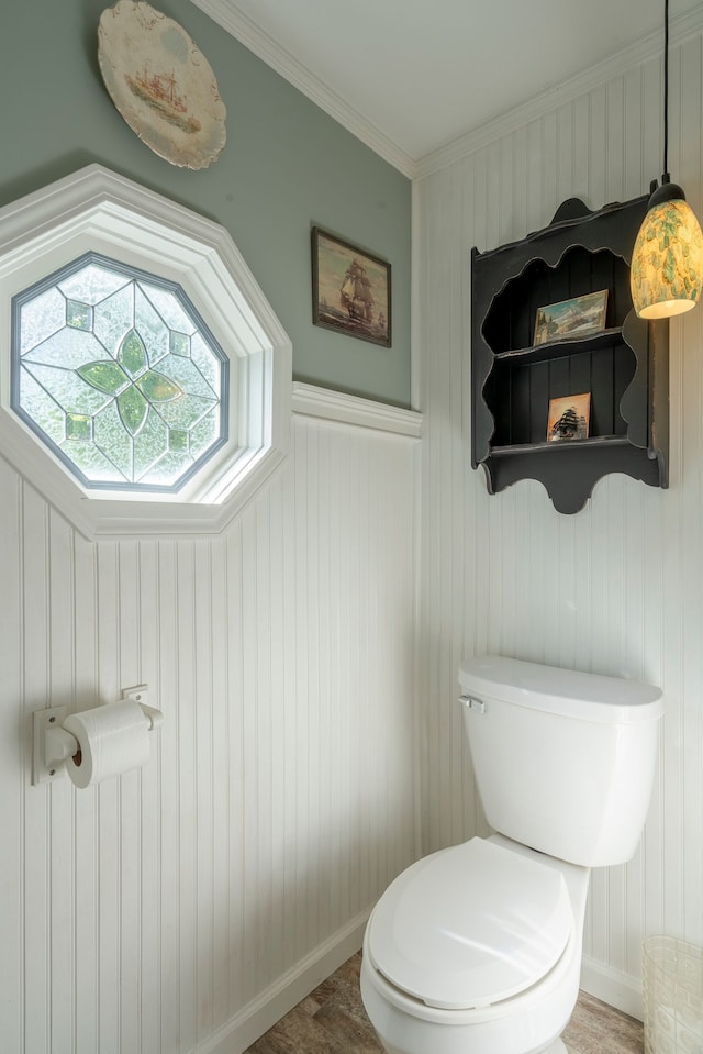 half bath with toilet and crown molding