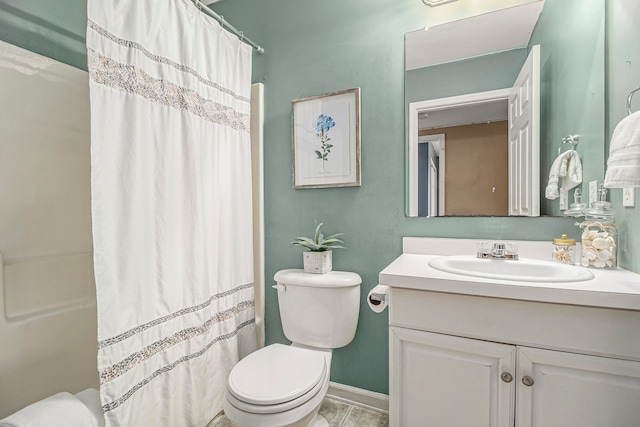 full bath featuring toilet, curtained shower, baseboards, and vanity