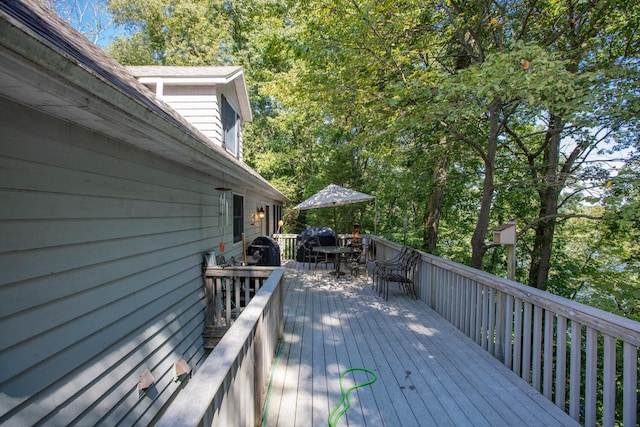 deck with outdoor dining space