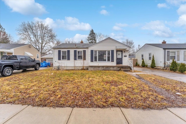 view of front of house featuring a front yard