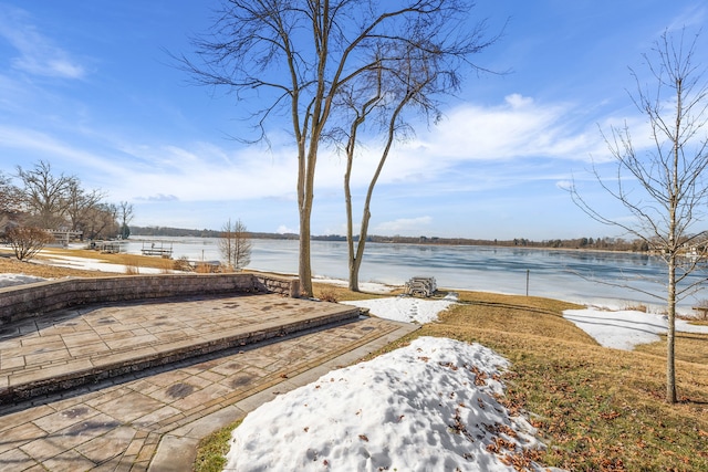 view of yard featuring a water view