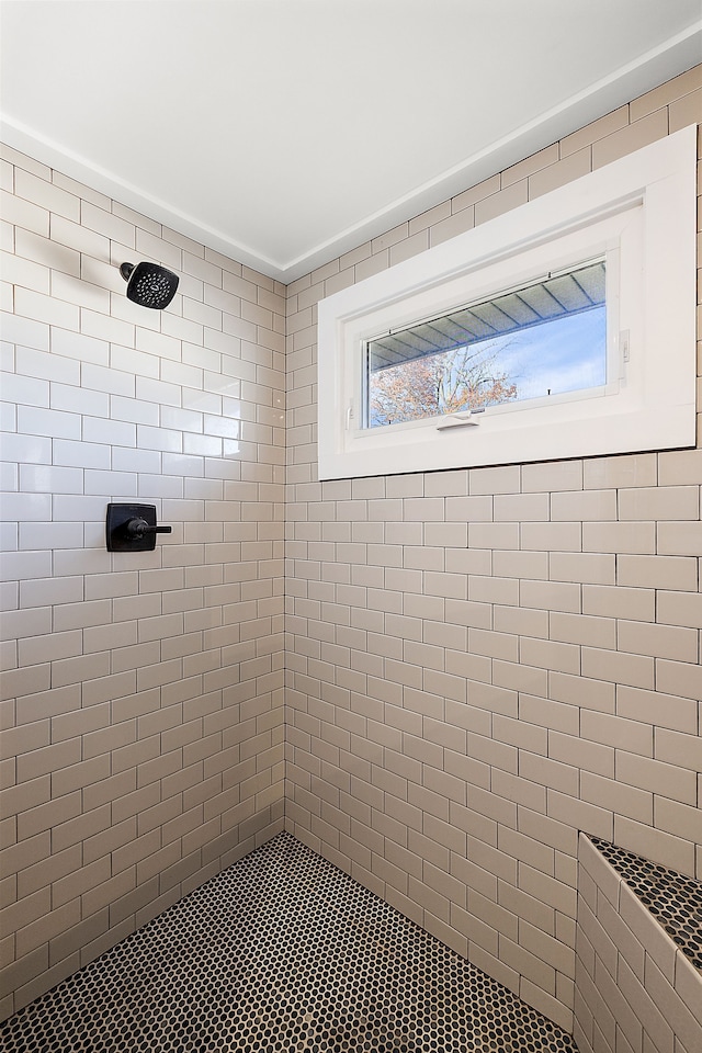 bathroom featuring a tile shower