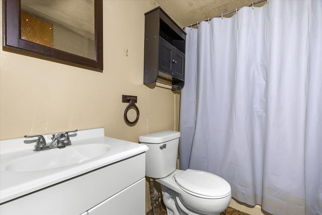 bathroom with toilet, a shower with shower curtain, and vanity