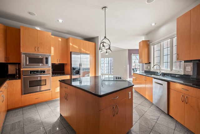 kitchen with tasteful backsplash, appliances with stainless steel finishes, a center island, a sink, and recessed lighting