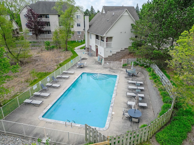 806 Brandon Ave, Pontiac, MI 48340 - community pool with a patio area and fence