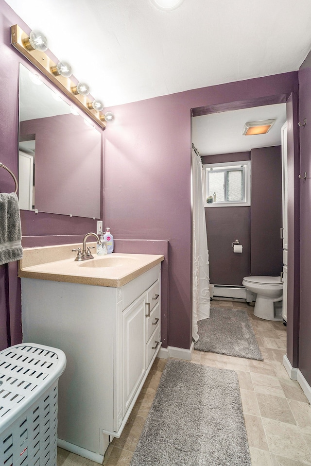 full bathroom featuring baseboards, a shower with shower curtain, toilet, a baseboard radiator, and vanity