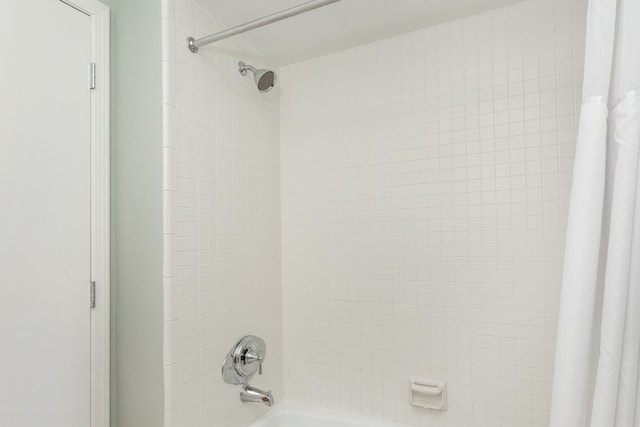 interior details featuring shower / bathtub combination with curtain