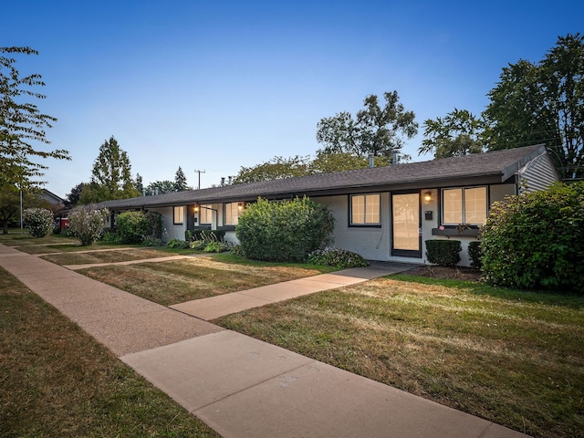 ranch-style house featuring a front yard