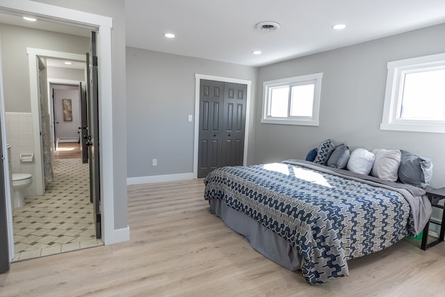 bedroom featuring light wood-style floors, multiple windows, visible vents, and recessed lighting