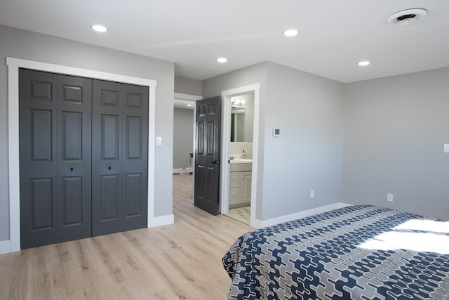 bedroom featuring light wood-style floors, baseboards, visible vents, and recessed lighting