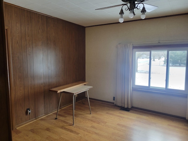 unfurnished office featuring light wood finished floors, visible vents, ornamental molding, ceiling fan, and baseboards