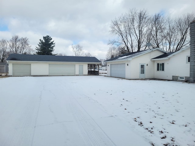 view of front facade featuring a garage