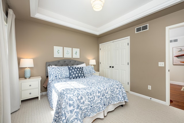 bedroom featuring ornamental molding, a closet, visible vents, and baseboards