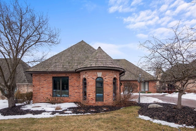 view of front facade featuring a yard and brick siding