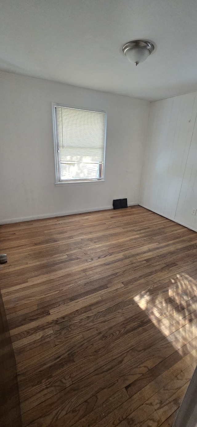 spare room featuring dark wood-style flooring