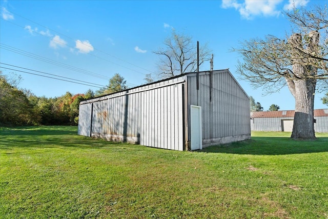 view of pole building featuring a lawn