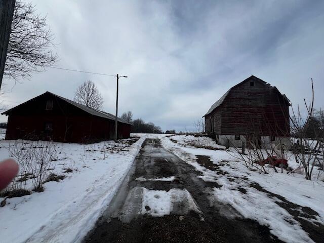 view of road featuring a barn