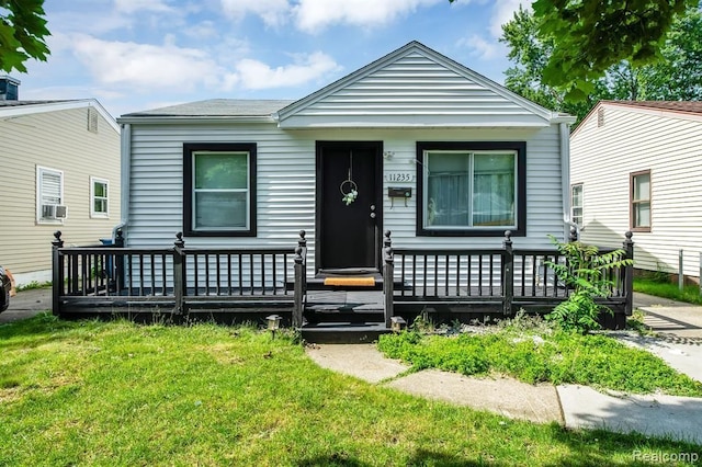 bungalow featuring a front yard