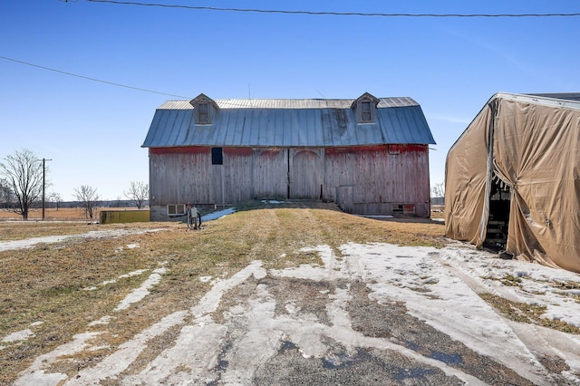 exterior space featuring an outdoor structure and a barn