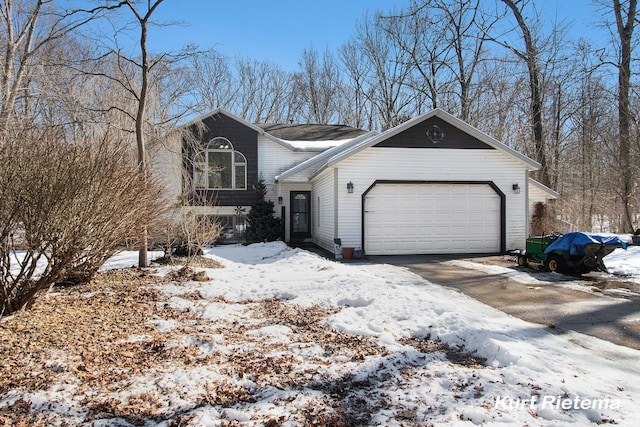 view of front facade featuring a garage and driveway