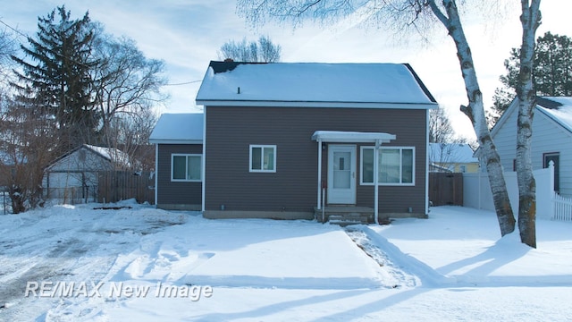 view of front facade with entry steps and fence