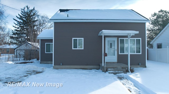 view of front of house featuring fence