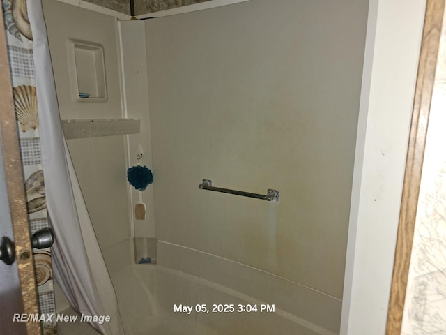 5243 Martin Rd, Beaverton, MI 48612 - full bath featuring shower / tub combo