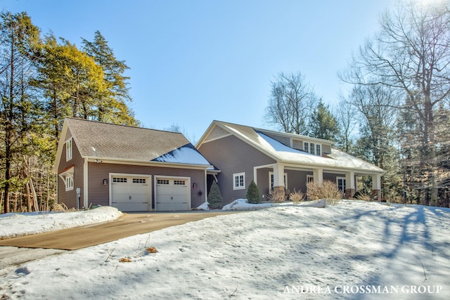 view of front facade with a garage and driveway