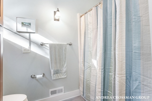 bathroom featuring toilet, baseboards, and visible vents