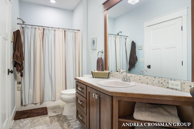 bathroom with curtained shower, toilet, recessed lighting, vanity, and tasteful backsplash